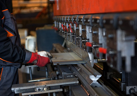 Рубка листа гильотиной